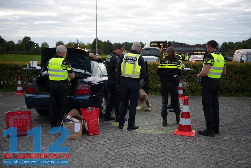 Politie houdt verkeerscontrole met 17 agenten en douane in de Langstraat 112 De Langstraat