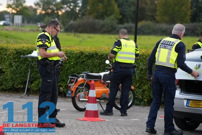 Politie houdt verkeerscontrole met 17 agenten en douane in de Langstraat 112 De Langstraat