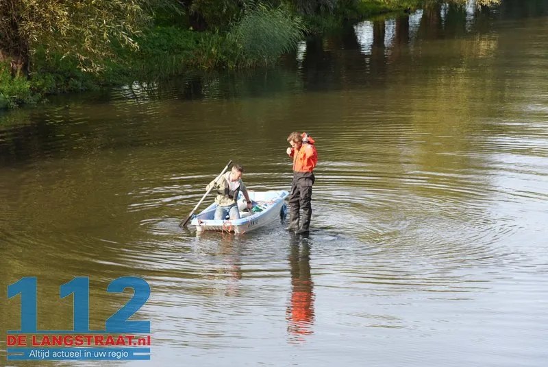 Auto die dinsdagavond in kanaal belandde bij Waalwijk geborgen met kraanschip 112 De Langstraat