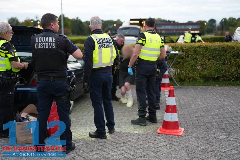 Politie houdt verkeerscontrole met 17 agenten en douane in de Langstraat 112 De Langstraat
