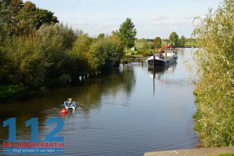 Auto die dinsdagavond in kanaal belandde bij Waalwijk geborgen met kraanschip 112 De Langstraat