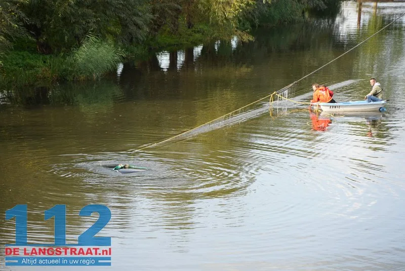 Auto die dinsdagavond in kanaal belandde bij Waalwijk geborgen met kraanschip 112 De Langstraat