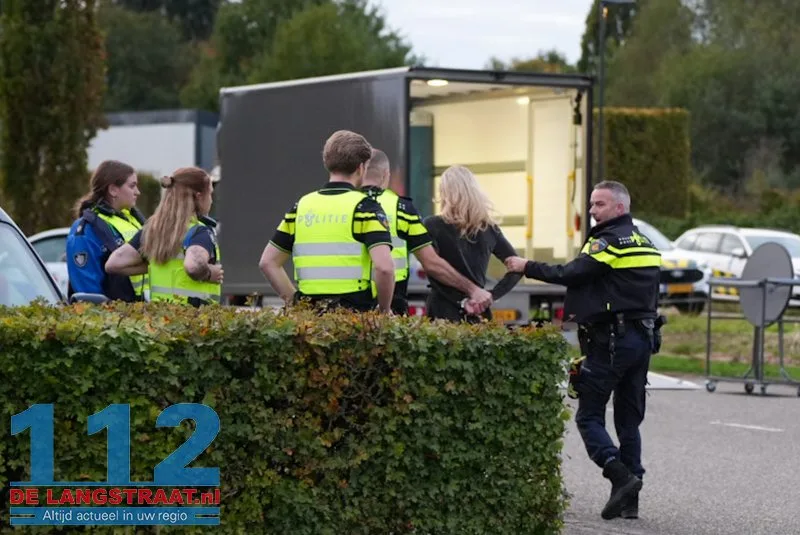 Politie houdt verkeerscontrole met 17 agenten en douane in de Langstraat 112 De Langstraat