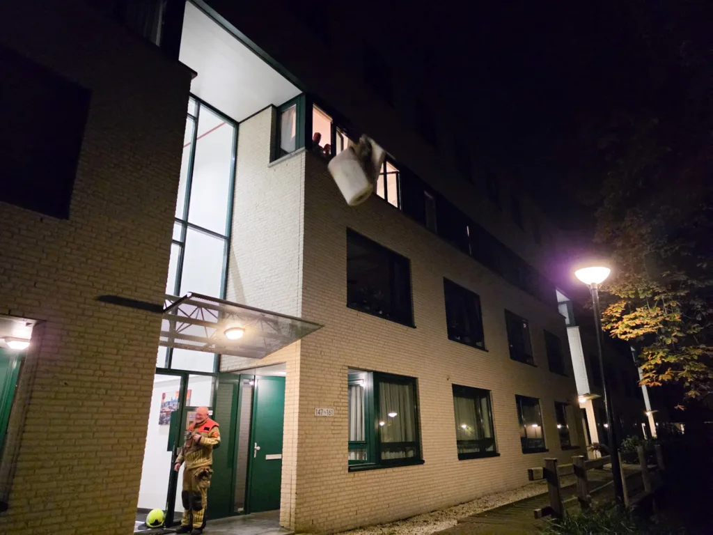 Matras vliegt in brand in slaapkamer van appartement aan Plantlust in Waalwijk 112 De Langstraat