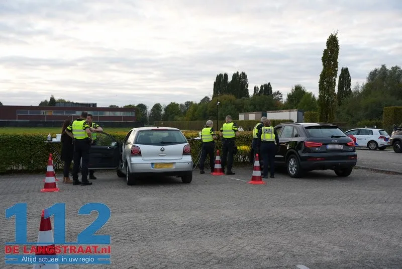 Politie houdt verkeerscontrole met 17 agenten en douane in de Langstraat 112 De Langstraat