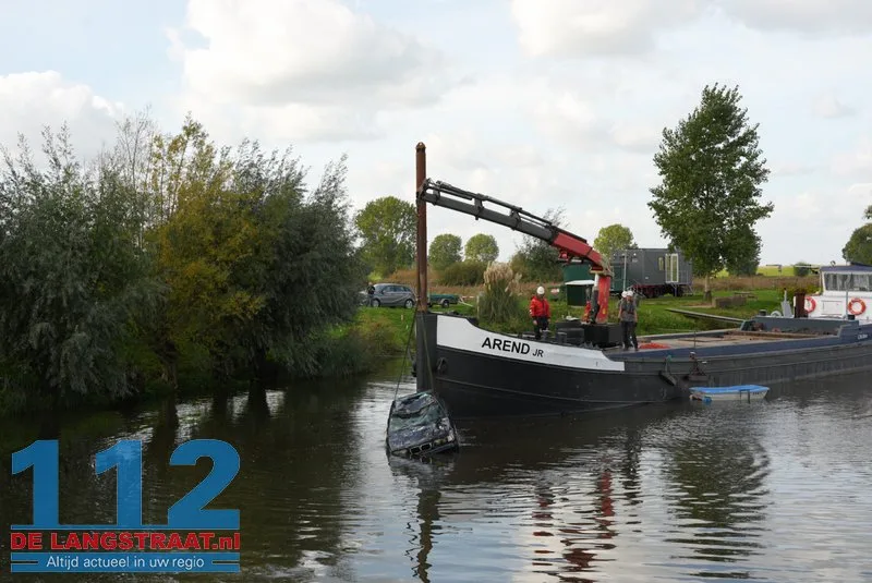 Auto die dinsdagavond in kanaal belandde bij Waalwijk geborgen met kraanschip 112 De Langstraat