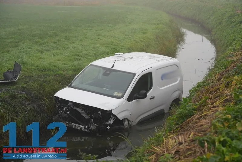 Automobilist schrikt van lantaarnpaal en dichte mist en belandt in sloot 112 De Langstraat