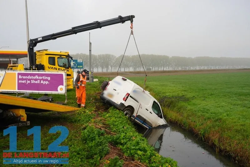 Automobilist schrikt van lantaarnpaal en dichte mist en belandt in sloot 112 De Langstraat