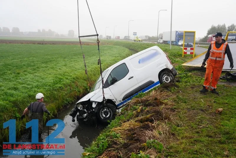 Automobilist schrikt van lantaarnpaal en dichte mist en belandt in sloot 112 De Langstraat