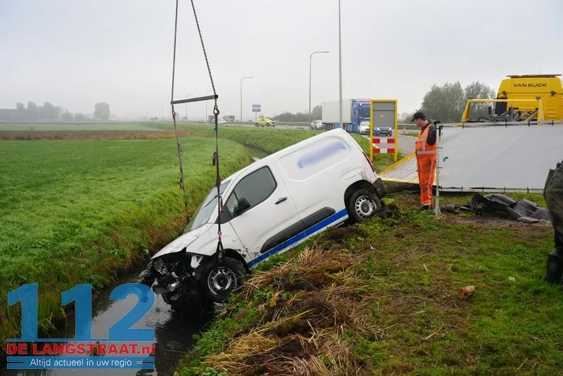 Automobilist schrikt van lantaarnpaal en dichte mist en belandt in sloot 112 De Langstraat