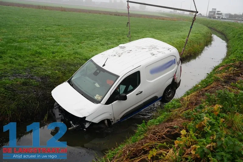 Automobilist schrikt van lantaarnpaal en dichte mist en belandt in sloot 112 De Langstraat