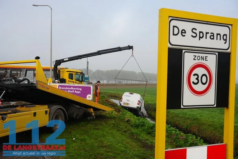 Automobilist schrikt van lantaarnpaal en dichte mist en belandt in sloot 112 De Langstraat