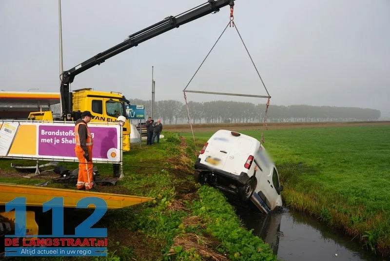 Automobilist schrikt van lantaarnpaal en dichte mist en belandt in sloot 112 De Langstraat