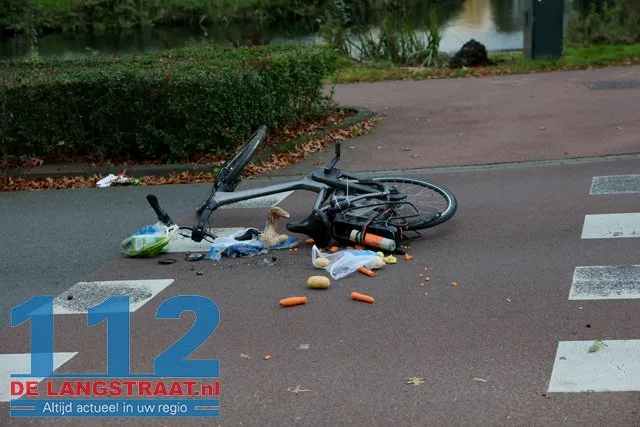 Fietser zwaargewond na aanrijding op rotonde Groen van Prinstererlaan: Automobiliste rijdt door met slachtoffer op motorkap 112 De Langstraat