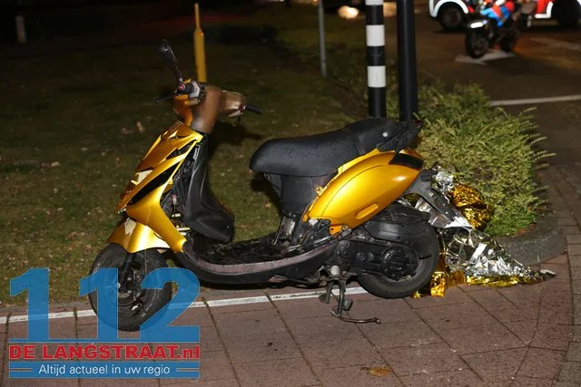 Zwaargewonde bij ernstige botsing tussen fietser en scooterrijder op Burgemeester Smeelelaan 112 De Langstraat