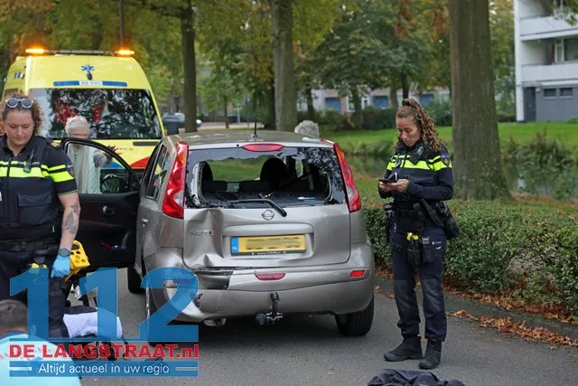 Fietser zwaargewond na aanrijding op rotonde Groen van Prinstererlaan: Automobiliste rijdt door met slachtoffer op motorkap 112 De Langstraat