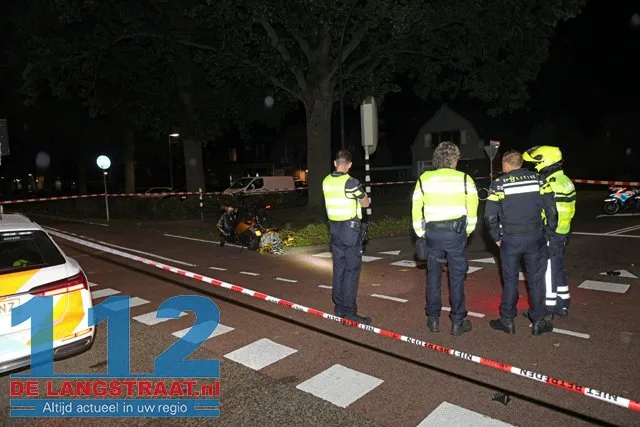 Zwaargewonde bij ernstige botsing tussen fietser en scooterrijder op Burgemeester Smeelelaan 112 De Langstraat