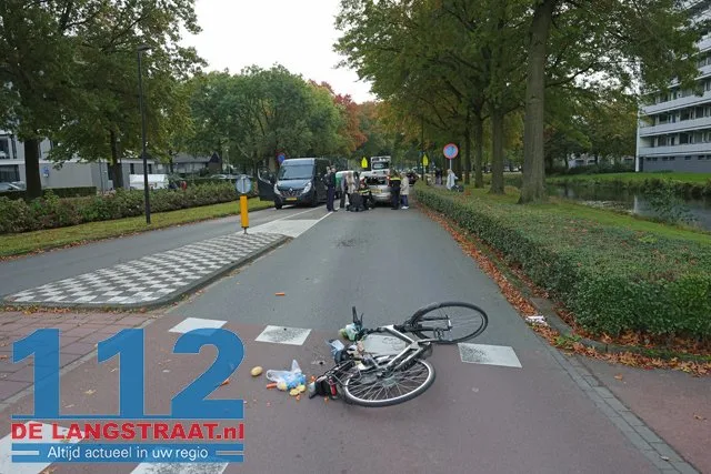 Fietser zwaargewond na aanrijding op rotonde Groen van Prinstererlaan: Automobiliste rijdt door met slachtoffer op motorkap 112 De Langstraat
