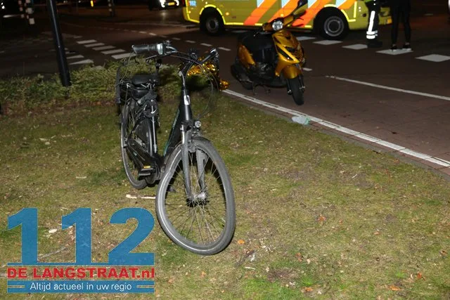 Zwaargewonde bij ernstige botsing tussen fietser en scooterrijder op Burgemeester Smeelelaan 112 De Langstraat