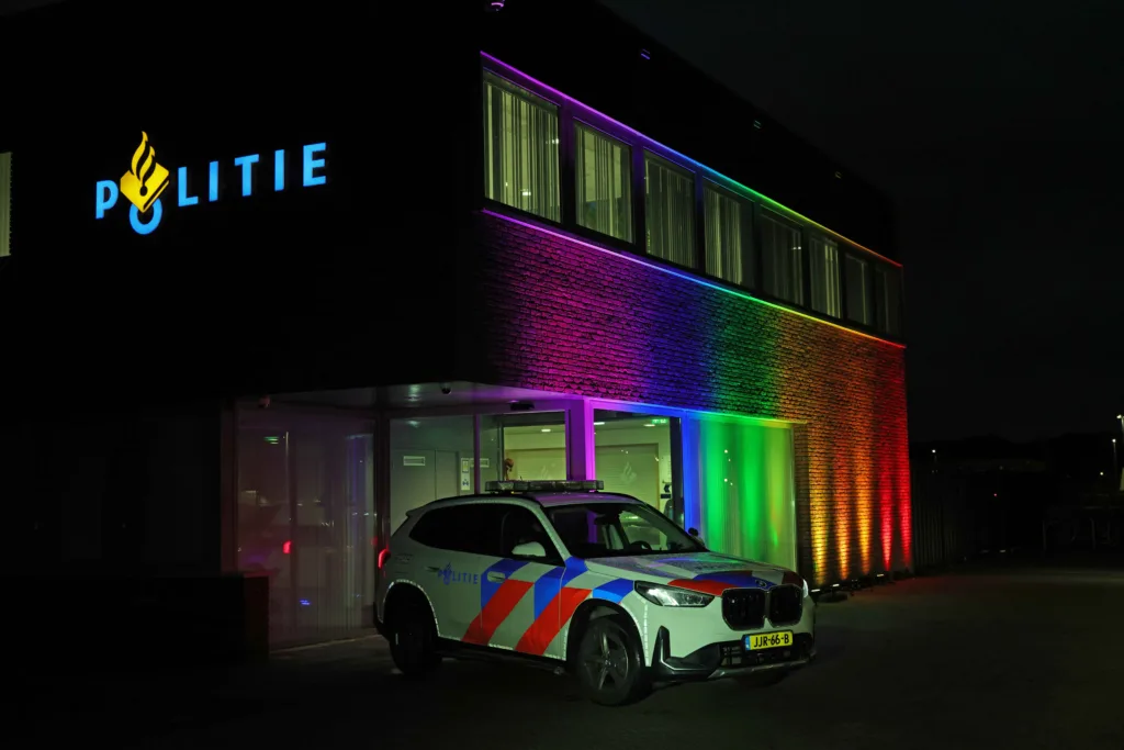 Politie Basisteam Langstraat viert Coming Out Day: Politiebureau in regenboogkleuren 112 De Langstraat