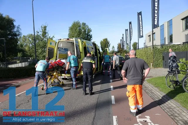 Jonge fietser gewond na harde klap op voorruit auto aan Cartografenweg 112 De Langstraat