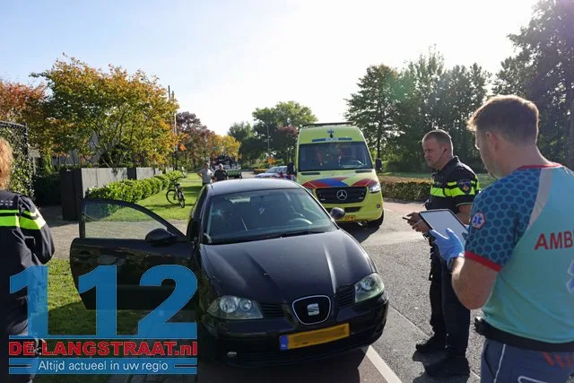 Jonge fietser gewond na harde klap op voorruit auto aan Cartografenweg 112 De Langstraat