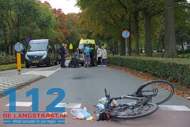 Fietser zwaargewond na aanrijding op rotonde Groen van Prinstererlaan: Automobiliste rijdt door met slachtoffer op motorkap 112 De Langstraat