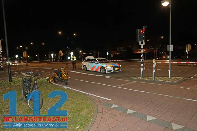 Zwaargewonde bij ernstige botsing tussen fietser en scooterrijder op Burgemeester Smeelelaan 112 De Langstraat