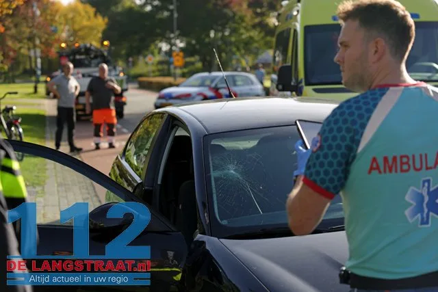 Jonge fietser gewond na harde klap op voorruit auto aan Cartografenweg 112 De Langstraat