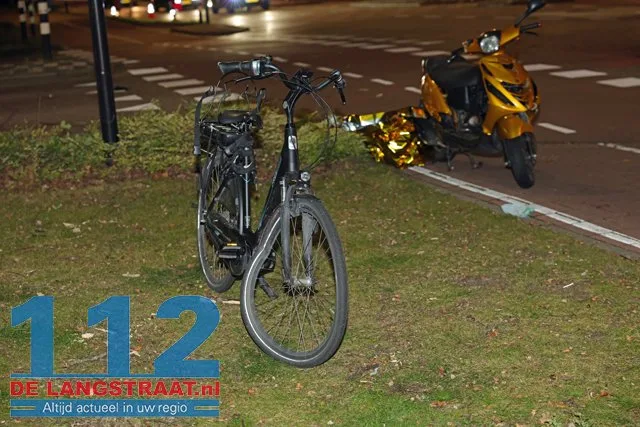 Zwaargewonde bij ernstige botsing tussen fietser en scooterrijder op Burgemeester Smeelelaan 112 De Langstraat