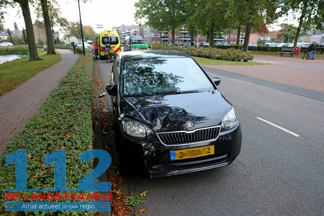Fietser zwaargewond na aanrijding op rotonde Groen van Prinstererlaan: Automobiliste rijdt door met slachtoffer op motorkap 112 De Langstraat