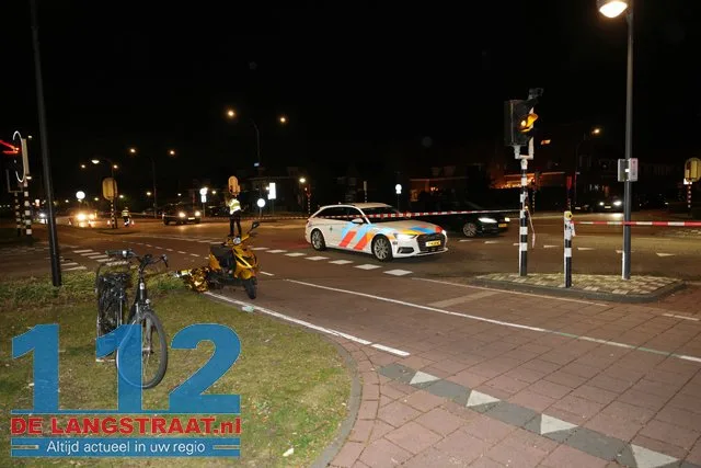 Zwaargewonde bij ernstige botsing tussen fietser en scooterrijder op Burgemeester Smeelelaan 112 De Langstraat