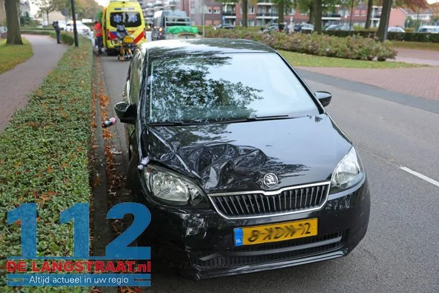 Fietser zwaargewond na aanrijding op rotonde Groen van Prinstererlaan: Automobiliste rijdt door met slachtoffer op motorkap 112 De Langstraat