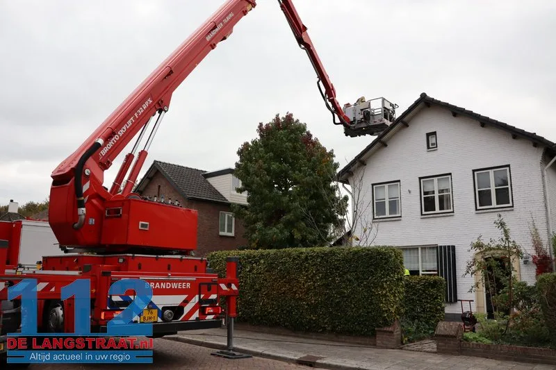 Vlammen uit schoorsteen bij schoorsteenbrand Kaatsheuvel 112 De Langstraat