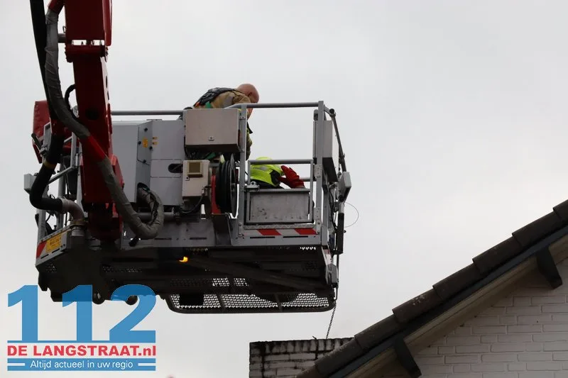 Vlammen uit schoorsteen bij schoorsteenbrand Kaatsheuvel 112 De Langstraat