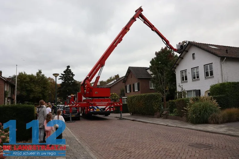 Vlammen uit schoorsteen bij schoorsteenbrand Kaatsheuvel 112 De Langstraat
