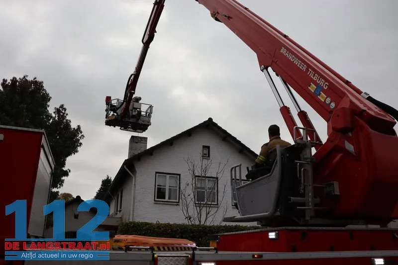Vlammen uit schoorsteen bij schoorsteenbrand Kaatsheuvel 112 De Langstraat