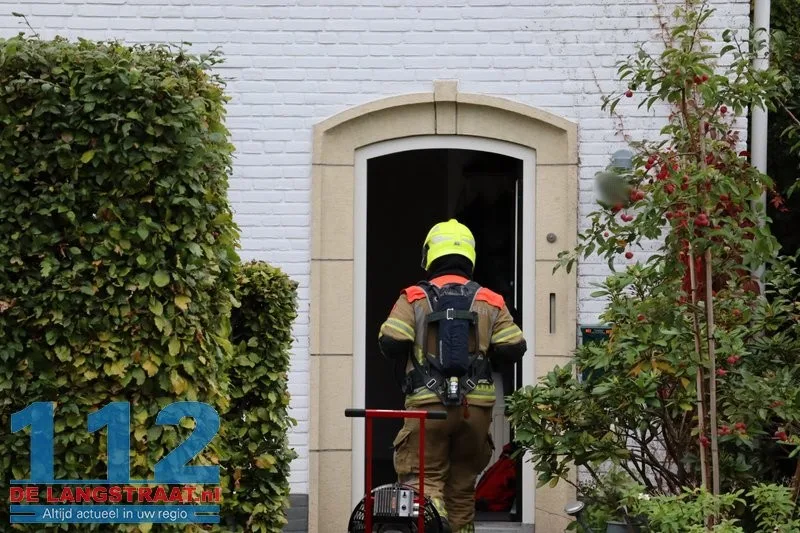 Vlammen uit schoorsteen bij schoorsteenbrand Kaatsheuvel 112 De Langstraat