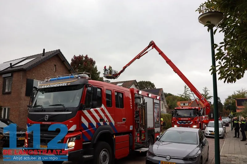 Vlammen uit schoorsteen bij schoorsteenbrand Kaatsheuvel 112 De Langstraat