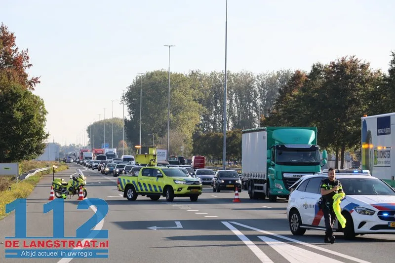Kettingbotsing op A59 bij afrit Waalwijk-Centrum: Automobiliste botst op vrachtwagen 112 De Langstraat