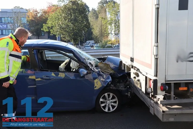 Kettingbotsing op A59 bij afrit Waalwijk-Centrum: Automobiliste botst op vrachtwagen 112 De Langstraat