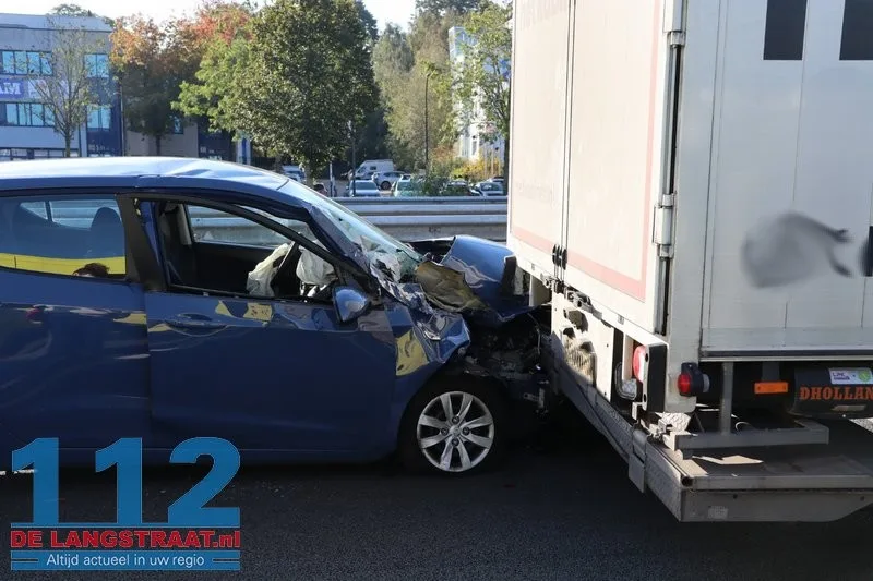 Kettingbotsing op A59 bij afrit Waalwijk-Centrum: Automobiliste botst op vrachtwagen 112 De Langstraat