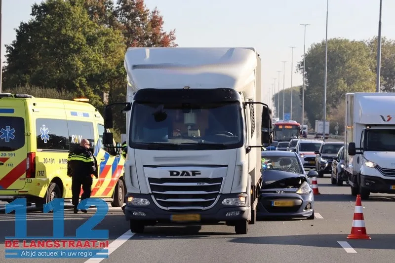 Kettingbotsing op A59 bij afrit Waalwijk-Centrum: Automobiliste botst op vrachtwagen 112 De Langstraat