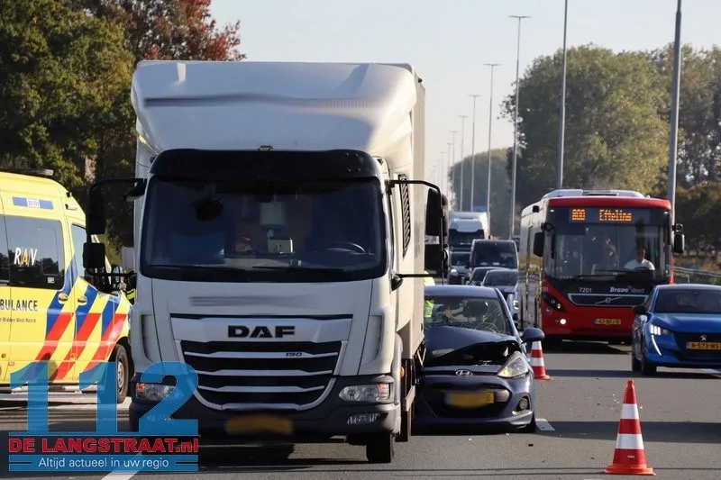 Kettingbotsing op A59 bij afrit Waalwijk-Centrum: Automobiliste botst op vrachtwagen 112 De Langstraat
