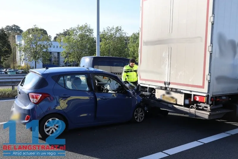 Kettingbotsing op A59 bij afrit Waalwijk-Centrum: Automobiliste botst op vrachtwagen 112 De Langstraat