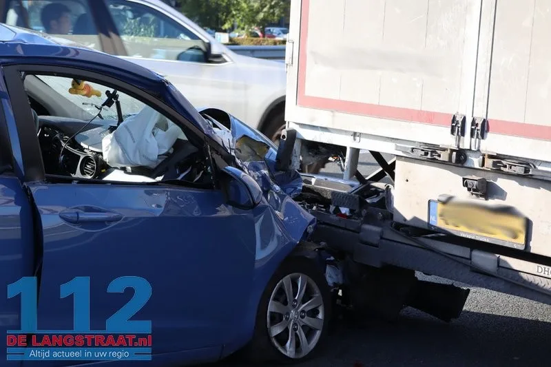 Kettingbotsing op A59 bij afrit Waalwijk-Centrum: Automobiliste botst op vrachtwagen 112 De Langstraat