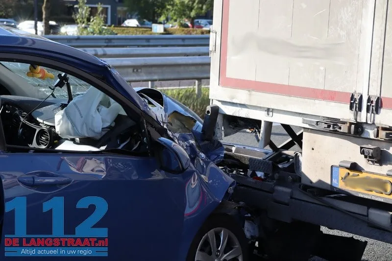 Kettingbotsing op A59 bij afrit Waalwijk-Centrum: Automobiliste botst op vrachtwagen 112 De Langstraat