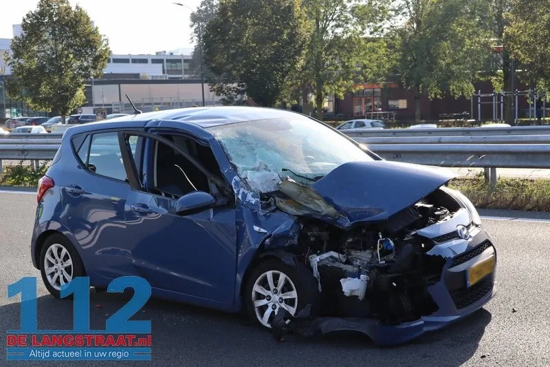 Kettingbotsing op A59 bij afrit Waalwijk-Centrum: Automobiliste botst op vrachtwagen 112 De Langstraat