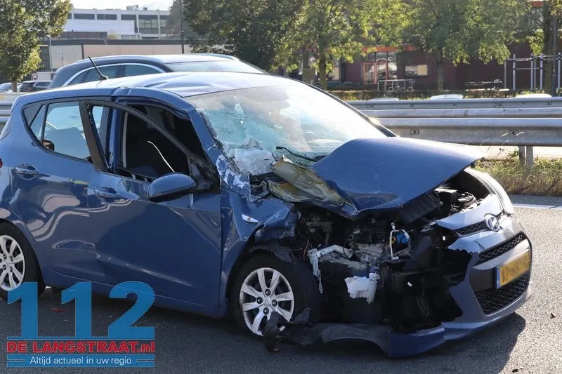 Kettingbotsing op A59 bij afrit Waalwijk-Centrum: Automobiliste botst op vrachtwagen 112 De Langstraat
