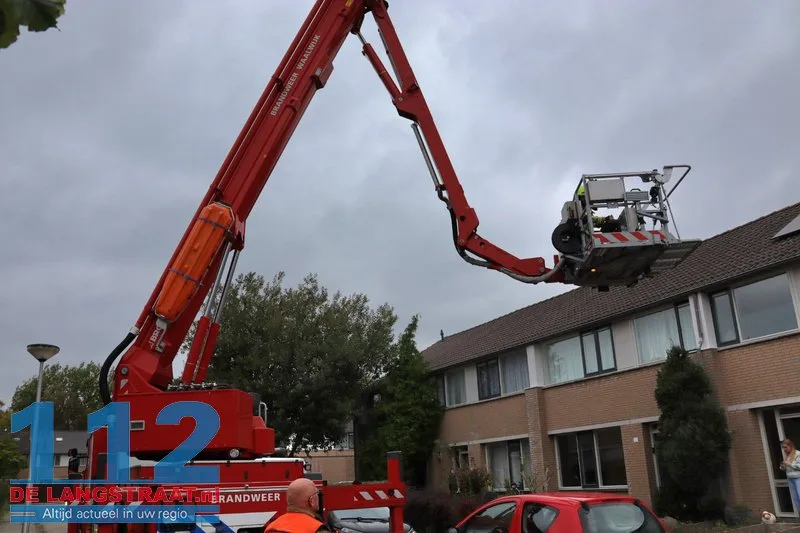 Brandweer redt kat uit top van conifeer aan Johann Straussstraat met hoogwerker Waalwijk 112 De Langstraat